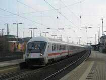 IC 2372 Karlsruhe Hbf - Stralsund steht am 31.03.09 im leergefegten Bahnhof von L�neburg und wartet auf die Freigabe zur Weiterfahrt Richtung Hamburg.