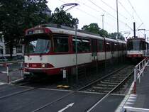 Eine Begegnung von DUEWAG-Stadtbahnwagen GT8SU (Linie U75 nach Neuss Hbf) und B80D (Linie U76 nach D�sseldorf Hbf) auf der Luegallee in D�sseldorf-Oberkassel am 30. Mai 2008.