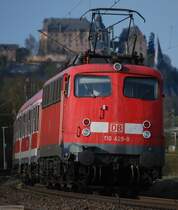 Unterm Marburger Landgrafenschloss (VIII). Nahverkehr ist anstrengend f�r eine Schnellzuglok. B�gelfalte 110 429-8 ist es so hei�, dass vom Landgrafenschloss fast nichts mehr zu sehen ist. (07. April 2007, 17:36)