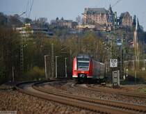 Unterm Marburger Landgrafenschloss (X). Hier kommt Quietschie, das l��t sich in der Gegend nicht vermeiden, und dann noch beide Richtungen gleichzeitig. Quietschie alias RE 25020 alias Bandscheibenexpress alias Mittelhessenexpress nach Treysa h�lt ein paar Meter weiter in Marburg S�d. (07. April 2007, 17:50)
