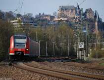Unterm Marburger Landgrafenschloss (XI). Der Lokf�hrer von Quietschie alias RE 25025 alias Bandscheibenexpress alias Mittelhessenexpress nach Frankfurt sieht fast gar nichts. (07. April 2007, 17:53)
