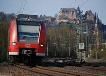 Unterm Marburger Landgrafenschloss (XII). Der Lokf�hrer von Quietschie alias RE 25025 alias Bandscheibenexpress alias Mittelhessenexpress nach Frankfurt sieht immer noch nichts. (07. April 2007, 17:53)