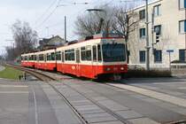 Tramersatzzug bestehend aus dem Be 4/4 51, dem Be 4/4 52 und dem Be 4/4 54 n�hert sich am 5.4.09 seiner Endhaltestelle Zollikerberg.