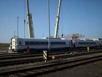 Nachdem ein Schwerlasttransporter wieder einen Russischen VELARO-Triebwagen nach Mukran gebracht hatte wurde Dieser in Mukran auf Breitspurgleise per Kran gesetzt.Aufnahme vom 09.April 2009