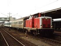212 047-5 mit RB 25030 zwischen Emden Au�enhafen und Emden Hbf auf Emden Hauptbahnhof am 7-4-2001. Bild und scan: Date Jan de Vries. 