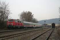 Die letzte Fahrt des Ski-Express-Montafon.
218 406-7 durchf�hrt mit IC 1219 den Bahnhof Ummendorf, welcher nur noch im G�terverkehr bedeient wird.