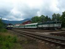 754 015 und 754 006 stehen am 3. August 2008 im tschechischen Teil des Bahnhof Bayrisch E�senstein.
