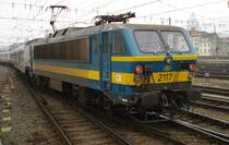 2117 schiebt am 04.04.09 ihren Intercity in Richtung L�ttich aus dem Bahnhof Bruxelles Midi.