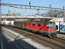SBB-Cargo: Re 4/4 3 11352 (ex. SOB) verl�sst am 9.4.09 mit einem 4Wagen G�terzug Luzern.