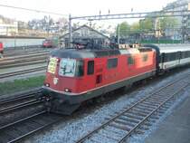 SBB: Der Interregio aus Basel (mit dem Panoramawagen, nach Locarno) wird zu 99,9 unendlich Prozent von einer Re 4/4  gezogen. Hier f�hrt die 11245 mit dem Zug in Luzern ein und �bergibt ihn zu 97 % wieder an eine Re 4/4 . Der Zug trifft am 9.4.09 am Abend etwas zu fr�h ein.