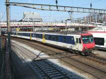 SBB: Eine Aufgabe, die w�hrend der Woche meistens von NPZ erledigt wird und an Wochenenden meistens von FLIRTs. Der Regioexpress von Luzern nach Olten wird am 9.4.09 von dem RBDe 560 047  Les Eplatures  gezogen.