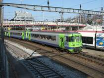 bls: Am 9.4.09 verl�sst der Regioexpress (Luzern-Bern) Luzern, mit einem zus�tzlichen Wagen an der Spitze. Der Zug h�tte aber noch einen Wagen vertragen k�nnen, der Zug war n�hmlich bis auf den letzten Platz voll und einige Passagiere mussten auf der Reise durch das Entlebuch und Emmental stehen. Der Zug, der eine Stunde sp�ter fuhr, hatte 2 Zusatzwagen.