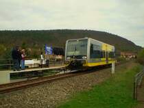 DB Burgenlandbahn 672 911-5  Stadt Ro�leben  erreicht als erster (Sonder)Zug den Hp Wangen (Arche Nebra) und bringt Vertreter aller Mitwirkenden am Bau des Haltepunkts nach Wangen; 09.04.2009