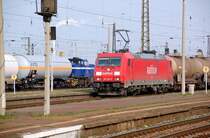 185 208 zieht am 04.04.09 einen G�terzug durch Gro�korbetha Richtung Erfurt.