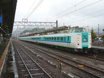 Serie 381: Originalserie von Zügen mit neigbarem Wagenkasten. Schon 1973 wurde in Japan mit diesen Zügen der  Pendolino  eingeführt, meines Wissens völlig zuverlässig. 277 Wagen bis 1982 gebaut.Gleichstrom, Einsatz auf steigungs- und kurvenreichen Strecken. Rückzug ab 1996, heute noch auf 2 Strecken eingesetzt, worunter die von Osaka auf die Kii Halbinsel mit dem Express  Kuroshio . Hier steht ein Zug des  Kuroshio  mit Endwagen KUHA 381-505 (クハ381-505)(Steuerwagen) in Shingû auf der Kii Halbinsel, 24.Februar 2009.
