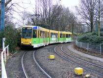 Ein DUEWAG-Stadtbahnwagen M8 der EVAG auf der Tunnelrampe zwischen dem Bahnhof  Essen Hauptbahnhof  und der Haltestelle  Aalto Theater  als Zug der Linie 106 nach Essen-Altendorf (Helenenstra�e) am 16. Januar 2009.
