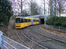Ein DUEWAG-Stadtbahnwagen M8 der EVAG (mit Klappstufen f�r die Hochbahnsteige der S�dstrecke nach Bredeney) auf der Tunnelrampe zwischen dem Bahnhof  Essen Hauptbahnhof  und der Haltestelle  Aalto Theater  am 16. Januar 2009.
