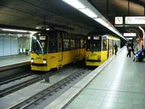 Zwei DUEWAG-Stadtbahnwagen M8 der EVAG im Bahnhof Martinstra�e in Essen-R�ttenscheid als Z�ge der Linie 107 nach Katernberg (Hanielstra�e) und Bredeney am 18. Dezember 2008.