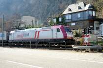 Genau gegen�ber der Anlegestelle der Autof�hre Kaub liegt der Streckenblock Langscheid mit Schranke. 185 591-5  Crossrail  gr��t den Rhein mit einem langen Pfiff... oder doch den Fotografen? (April 2009).