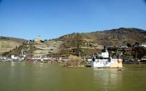 Blick �ber den Rhein: Die ehemalige Zollstation Pfalzgrafenstein bei Kaub wurde gerade von einer RegionalBahn auf der rechten Rheinseite passiert, schon rollt sie an bzw. unter Burg Gutenfels durch. (April 2009). 