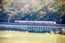 Blick aus den Weinbergen bei Oberwesel (lohnender Aufstieg!!!) auf die rechte Rheinseite Richtung D�rscheid. Eine RB hat gerade den  Kehr -Tunnel unter der  Alten Burg  verlassen und �berf�hrt die sogenannte Rhein-Galerie. (April 2009).