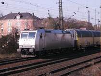 BR 185 537-8 mit Autozug nach Landshut am 
21.03.2009 bei Ausfahrt in Regensburg.