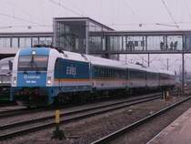 BR 183 004 wartet am 25.03.2009 mit Alex 37982
auf den Alex 354 in Regensburg.