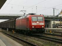 BR 185 040-3 f�hrt mit G�terzug am 31.03.2009
durch den Bahnhof von Regensburg.