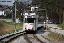 Triebwagen 81 der Stubaitalbahn f�hrt am 05.04.09 in den Bahnhof H�lltal ein. Wie lange die verst�rkten Hagener dort noch zu sehen sein werden ist fraglich. Ein neuer Niederflurtriebwagen war zum Zeitpunkt der Aufnahme schon auf der Strecke unterwegs.