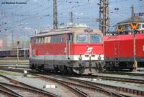 2043 010-4 verl�sst am 05.04.09 den Bereich des BW Innsbruck, nachdem sie eine 1044 auf die Drehscheibe des Lokschuppens geschoben hat.