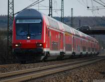 Unterm Marburger Landgrafenschloss (XVI). RE 4124 mit 111 100-4 folgt Quietschie nach Treysa, im Berufsverkehr sind die beiden n�tig. (07. April 2007, 18:01)
