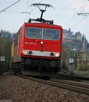 Unterm Marburger Landgrafenschloss (XVII). Richtung Frankfurt mit einem kurzen G�terzug unterwegs ist 155 257-9. Juhu, kaum zu glauben, meine allererste 155... (07. April 2007, 18:05)
