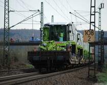 Unterm Marburger Landgrafenschloss (XVIII). Noch eine Ladung M�hdrescher, von 155 257-9 gezogen, das scheint eine regelm��ige Fahrt zu sein. (07. April 2007, 18:05)
