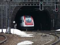 SBB - ICN bei der Fahrt in den S�den im Gotthardtunnel in G�schenen am 08.04.2009