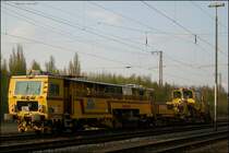 Eine Stopfmaschiene steht nach den Gleisbauarbeiten zwischen Rheydt und Baal nun abgestellt im Rheydter Gbf 10.4.2009