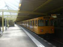 Berlin: Die U3 nach U-Bahnhof Krumme Lanke im U-Bahnhof Onkel-Toms-H�tte.