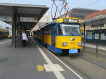 Am 07.03.09 h�lt ein T4D Gro�zug am Hbf auf Linie 1 nach mockau mit Wg. 2152 als f�hrenden.