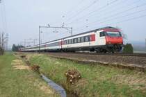 Der IR 2115 Biel-Konstanz befindet sich am 4.4.09 in H�ttlingen-Mettendorf.
