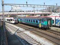 SBB: Die Entlastungs S-Bahn von Luzern nach Schachen wird immer von einem RABe 520 gef�hrt. Am 9.4.09 t�tigte diese Aufgabe der RABe 520 005  Eschenbach . In diesem Moment f�hrt der Interregio Locarno-Basel ein mit dem Zusatzwagen EW II B 50 85 20-34 571 am Ende. Bis zum Eintreffen der neuen Doppelstocktriebz�ge sind die SBB weiterhin auf diese Wagen angewiesen.