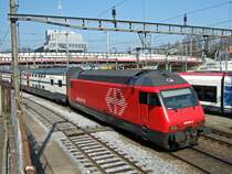 SBB: Prototyp Re 460 zieht ihren Interregio (Luzern-Z�rich) aus dem Bahnhof Luzern. Die Re 460 000 hat das Logo  2000  bereits eingeb�sst. Also ich pers�nlich finde die Loks ohne das Logo  2000  sch�ner. (9.4.09)