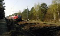RB 28316 (RB 14) nach Nauen �ber Berlin im S�den Bestensee&acute;s an Kilometer 35 auf der Strecke Berlin - Cottbus. Zuglok war 143 541. Um 12:22 4 Minuten zu fr�h, erstaunlich auf dieser Relation.