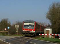 628 213-0 und ein weiterer 628 passieren am 10.04.2009 als RE nach Kiel Hbf den Bahn�bergang `Ascheberg&acute; in Ascheberg.