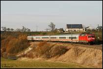 Am 21.03.2009 zog 120 110-2 im warmen abendlichen Sonnenlicht IC 2064 von N�rnberg nach Karlsruhe. Durch die leichte Versp�tung des Zuges war das Einfahrsignal A des Goldsh�fer Bahnhofs bereits f�r den Gegenzug auf Fahrt gestellt. Als weitere Besonderheit schob am Zugende 120 117-7 mit, die sich auf dem Bild leider gerade hinter den B�schen befindet.