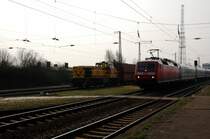 Am 04.04.09 �berholt 120 145 mit einem IC die MEG-220 in Gro�korbetha.