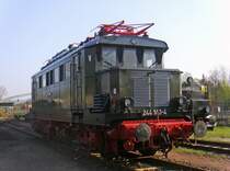 E44 143 (244 143-4) des Th�ringer Eisenbahnvereins zu Gast im Museums-BW Leipzig-Plagwitz, zur Saisoner�ffnung der Leipziger Eisenbahnfreunde am 11.04.2009.