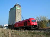 2016 067-7 ist mit  Umleiter GZ68807, bestehend aus nur einem mit Schrott beladenem Ea*s Richtung Sch�rding unterwegs; 090406