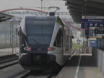 Diesen Thurbo GTW sichtete ich am 3. April 2009 im Schweizer Bahnhof Konstanz. Auf�llig ist, das die linke Seite schwarz lackiert/beklebt ist. Kann mir jmd. sagen was es damit auf sich hat?