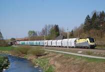 Der Kalkzug 61037 am 11.04.2009 gezogen von der
ES 64 U2-080 auf dem Weg von Linz nach Steyrling
kurz vor Wartberg/Kr.