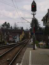 Das Ausfahrts Signal in Langensteinbach Bahnhof. Weiter hinten die Weiche die aufs zweite Gleis f�hrt. Aus dieser Richtung kommen die Triebz�ge von Karlsruhe. Nach Karlsruhe geht es gerade aus. Die Weichen werden bei der AVG an Ausweichbah�fen in die gegenrichtung geschliezt. Ob das in Sinne des Erfinders ist weis ich net. Aber gut tuhen tut das den Weichen net.  