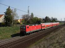 143 121-2 mit einer Regionalbahn nach Braunschweig. Fotografiert kurz hinter Magdeburg am 11.04.2009.